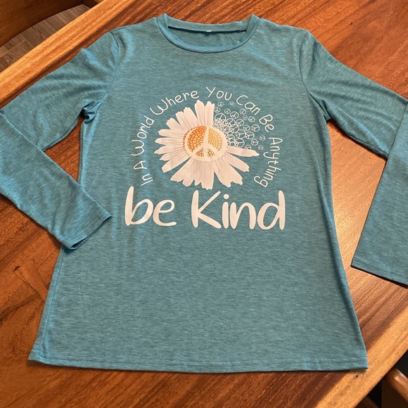 NWT Woman’s Long Sleeve Tee Be Kind Shirt - Picture 7 of 8